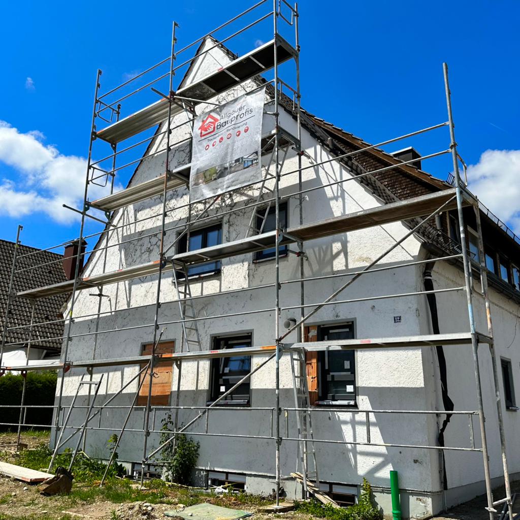 Vorbereitung für Fassadendämmungsarbeiten durch Allgäuer Bauprofis mit professionellem Gerüst.
